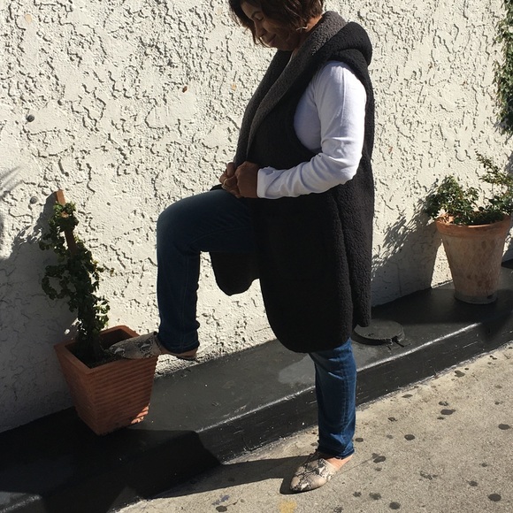 DELIA Sherpa Hooded Vest - Picture 5 of 5